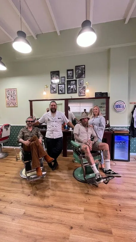 בעלי מספרת SCHOREM האגדית בהולנד עם בעלי מספרת גברים של רינגו